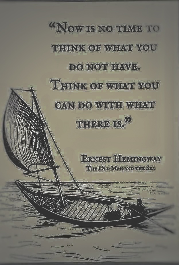 Escritorio con bocetos de diseño de interfaz de usuario